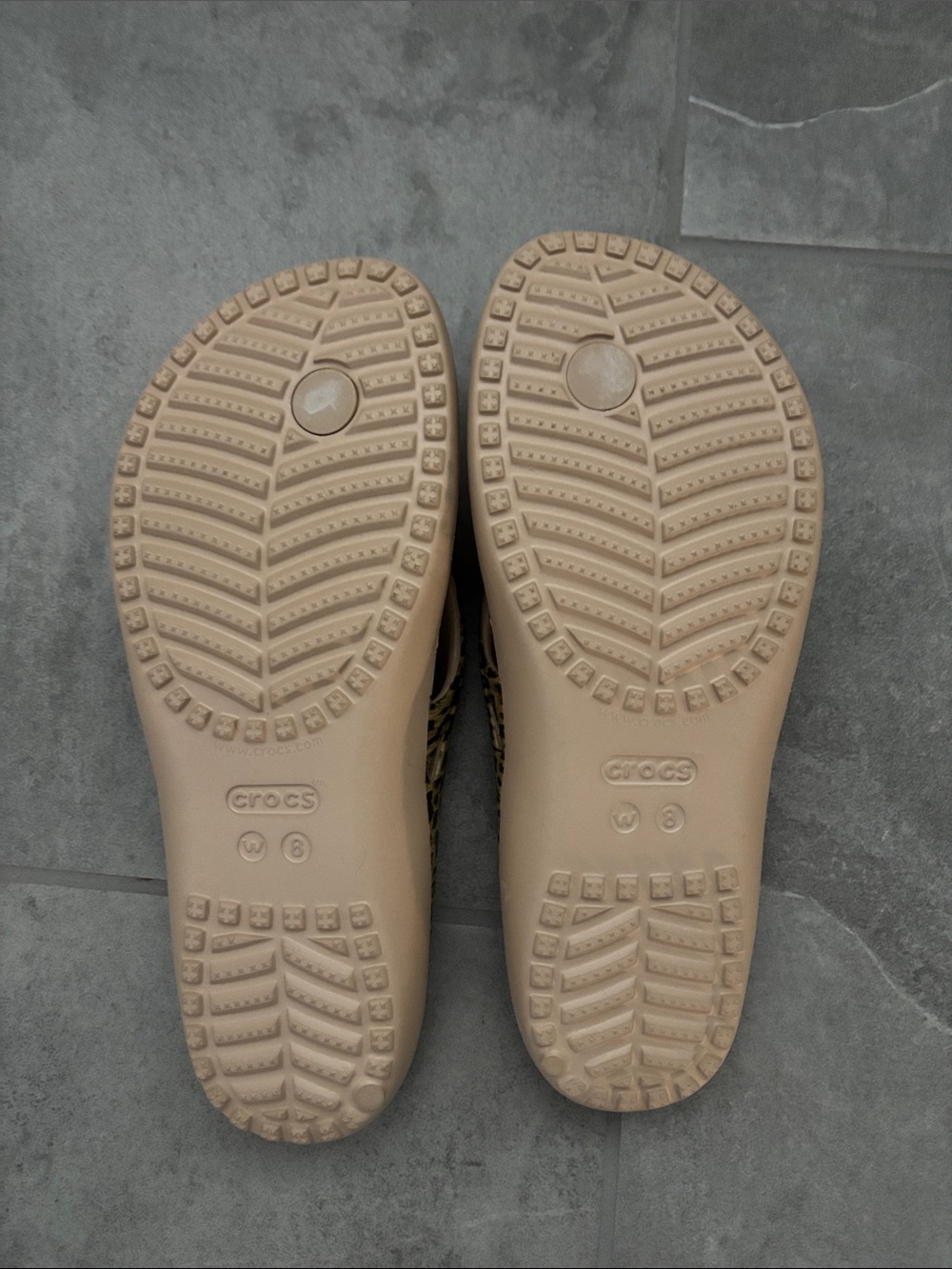 CROCS Leopard-Print Strap Thong Sandals in Light Beige - Picture 4 of 4
